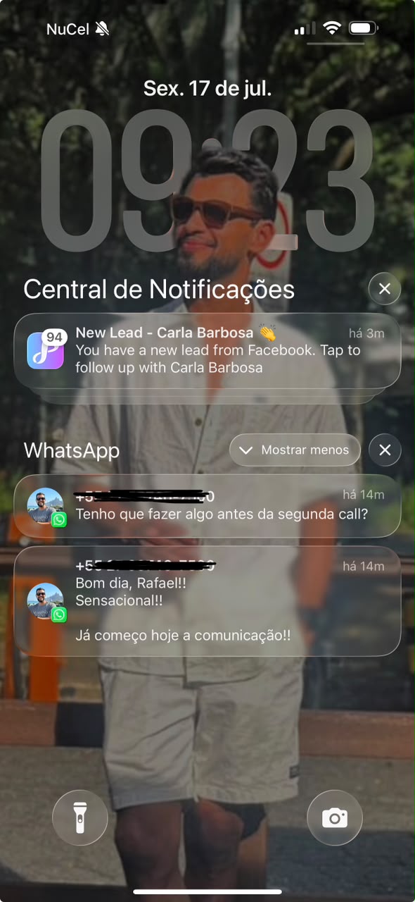 Lead novo chegando e cliente comemorando o início da comunicação